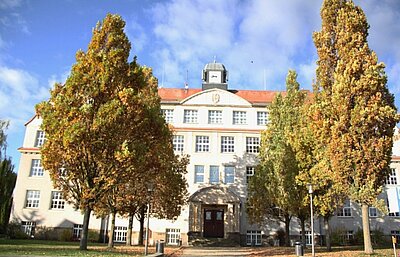 Außenansicht der Oberschule Wilsdruff mit Heimatmuseum im Dachgeschoss (2022)