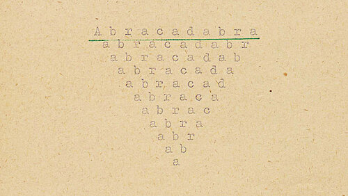 Dreieck aus Buchstaben mit Schreibmaschine geschrieben