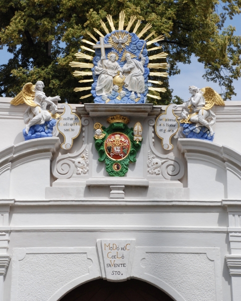 Wappen am Portal des Domstifts Bautzen